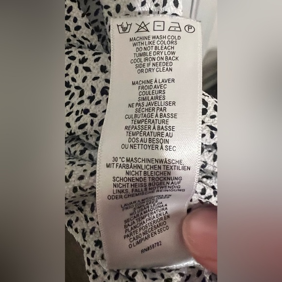 Adrianna Papell White w/ Black Specks Print Women’s Top Flutter Sleeves Size 2X - Picture 9 of 10